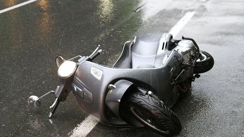 Der Mann stürzte mit seinem Moped auf der nasser Fahrbahn.