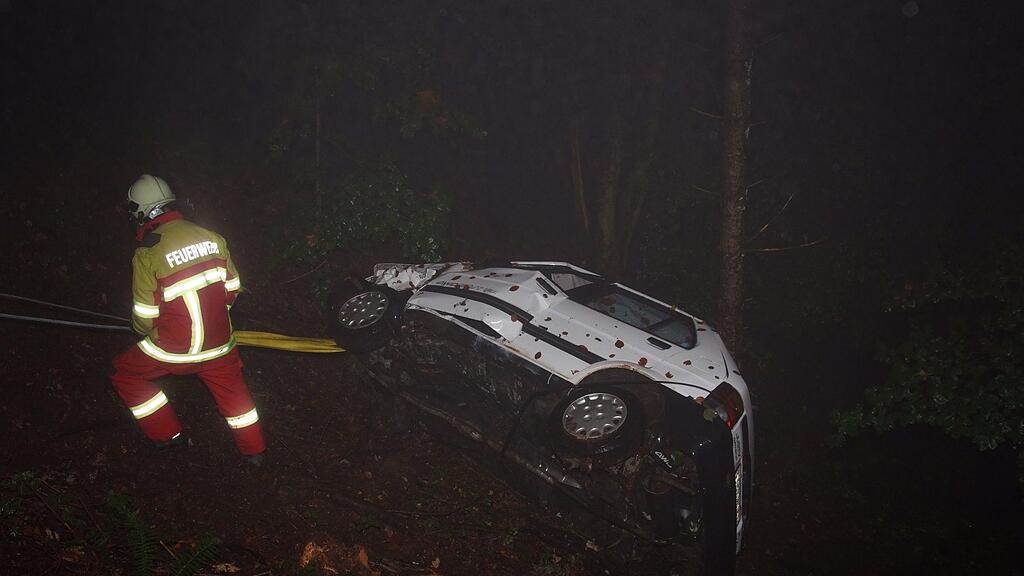 Der Wagen, in dem die Frau einen ganzen Tag verletzt neben ihrem toten Ehemann ausharren musste.