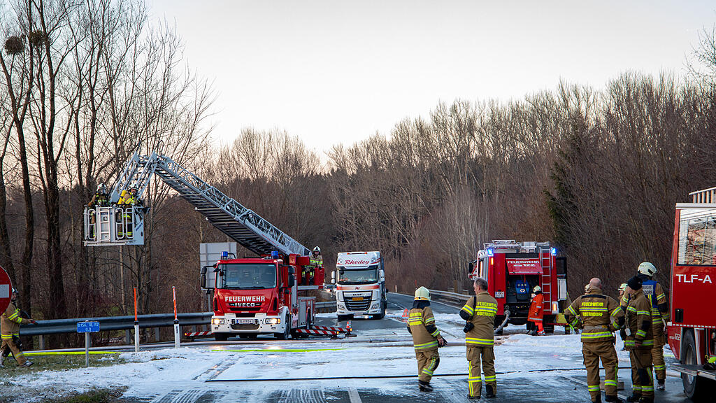 Lkw-Anh\u00e4nger in Nu\u00dfdorf in Vollbrand