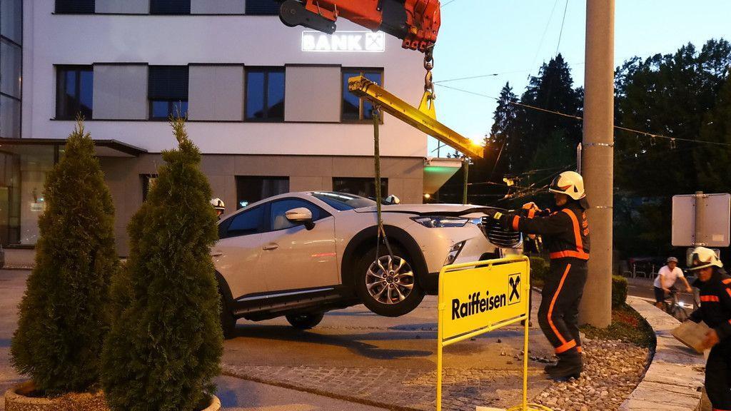 Pkw kracht über Steinmauer