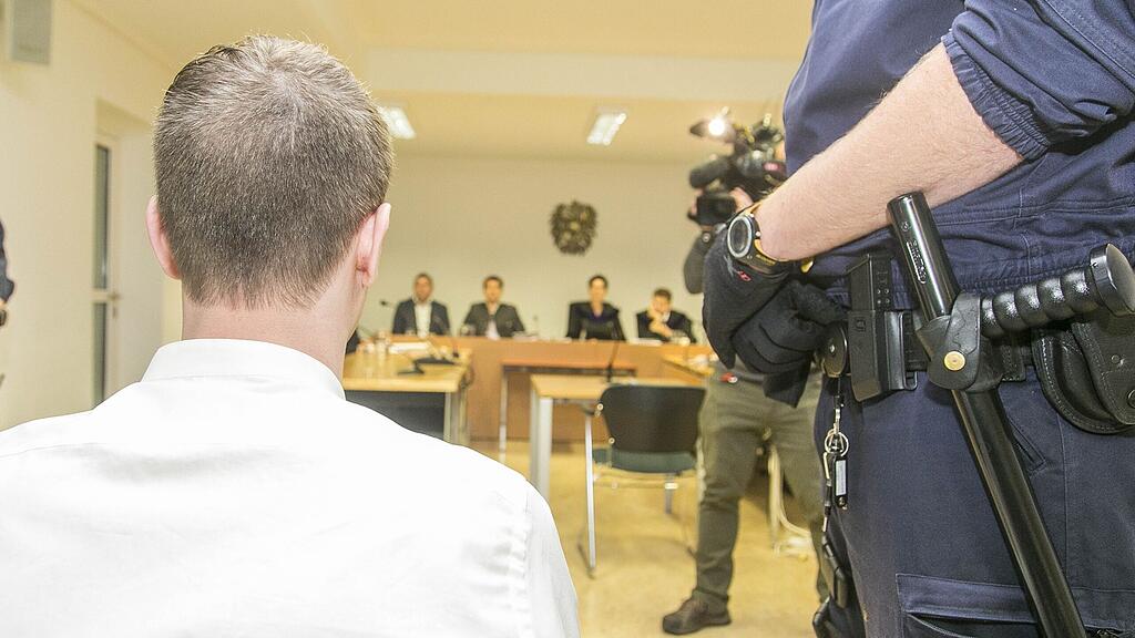 Komplizen sollen dem Hauptankgeklagten bei den Überfällen geholfen haben.