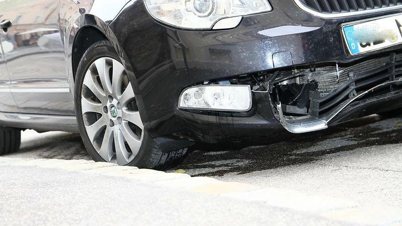 Deutscher Pkw prallt in Poller