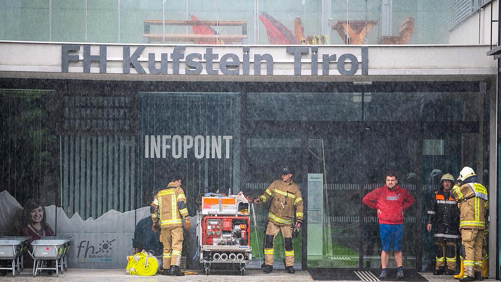 Aufräumarbeiten nach Überschwemmungen in Kufstein