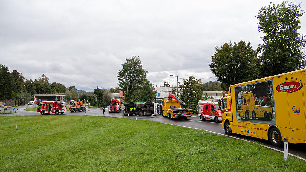B156: Lkw in Bergheim umgekippt