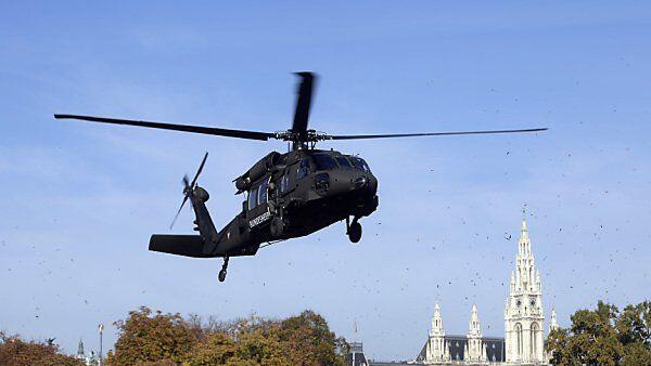 Sechs Hubschrauber am Heldenplatz gelandet