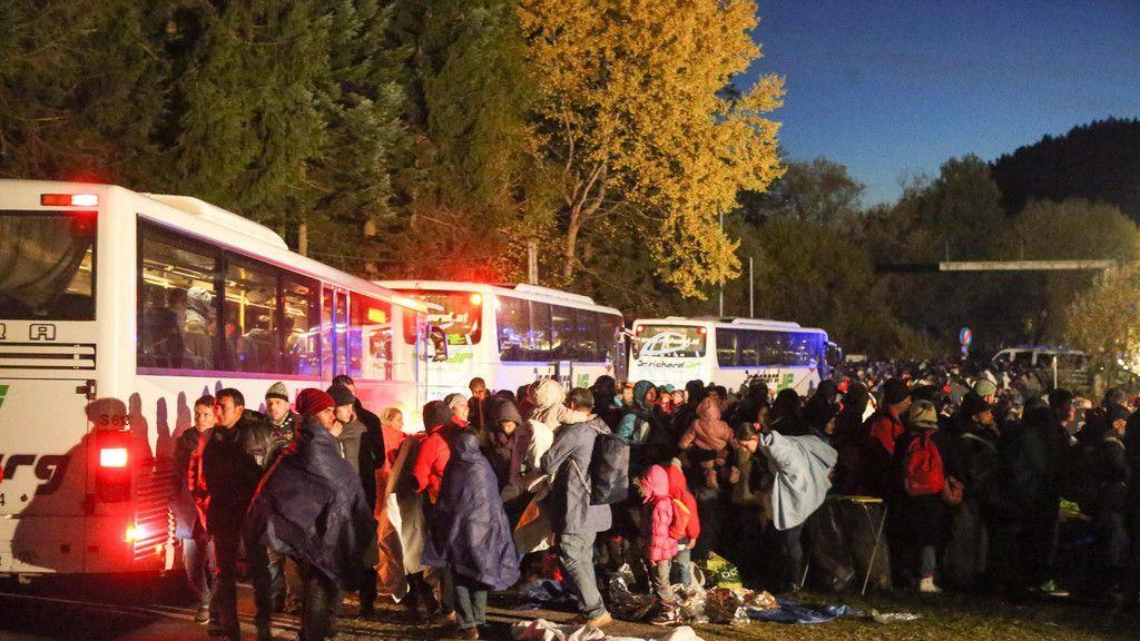 OÖ: Zahlreiche Flüchtlinge verbringen Nacht an Grenze