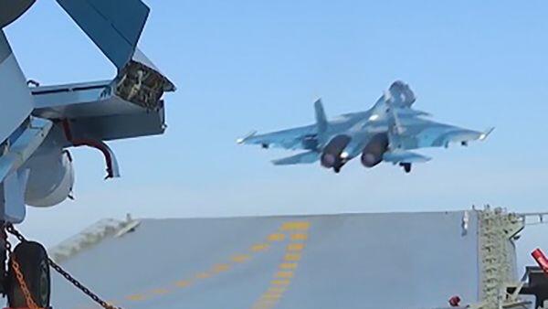 Russischer Jet beim Start von einem Flugzeugträger