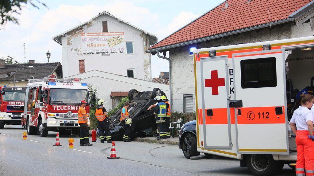 Pkw-Überschlag nach Kollision zweier Autos auf B20 in Hammerau