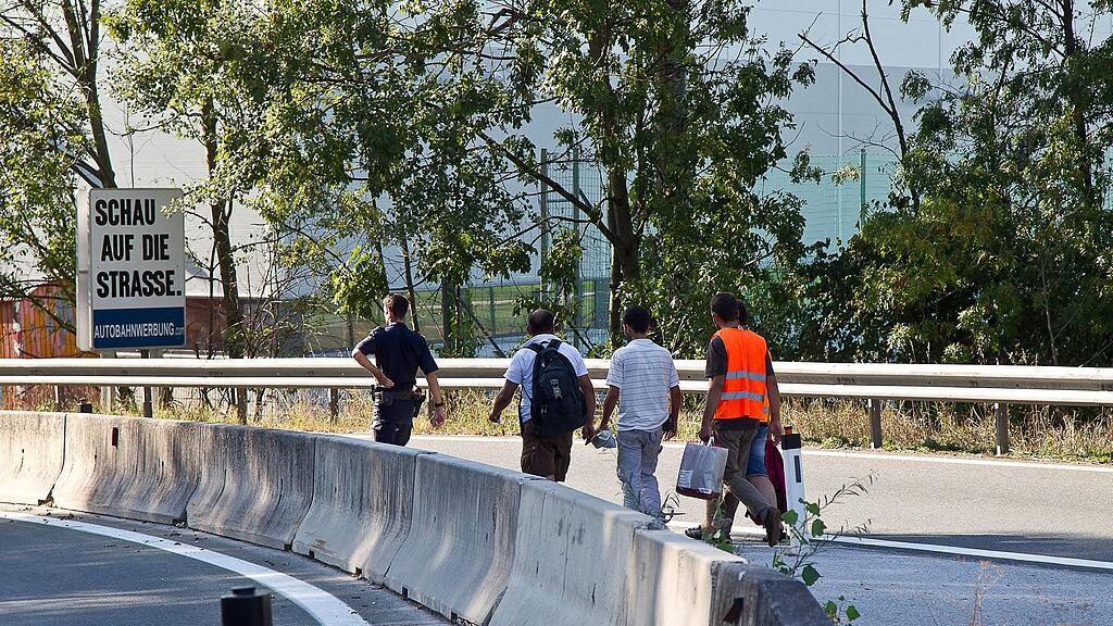 Mehrere Menschen waren zu Fuß auf der Autobahn unterwegs.