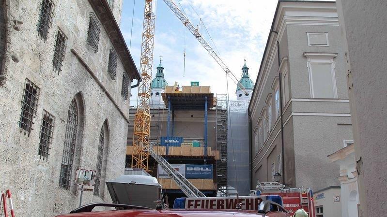 Arbeiter stürzt von Dach