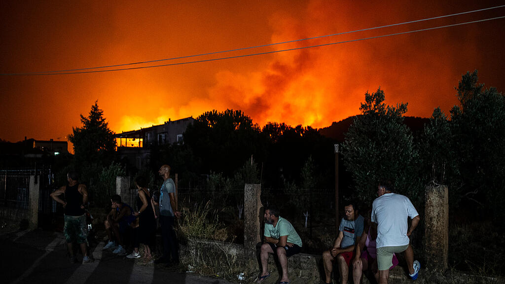 Feuer auf griechischer Insel