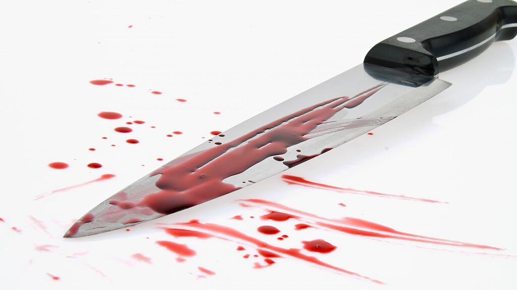 Ein 20-Jähriger wurde in der Nacht auf Samstag mit einem Küchenmesser niedergestochen.