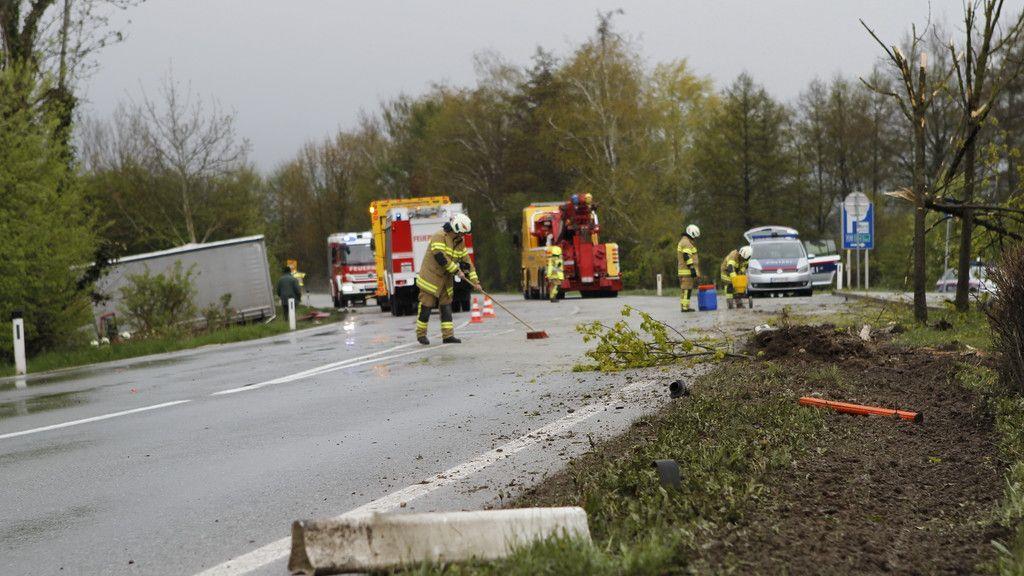 Sattelschlepper kommt in Mattsee von Fahrbahn ab.