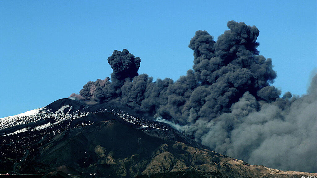 Der Etna spuckt Rauch und Asche