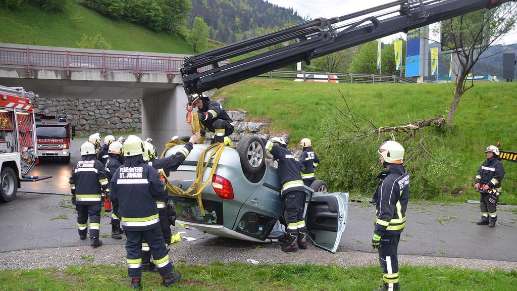St. Johann: Pkw-Überschlag auf B311