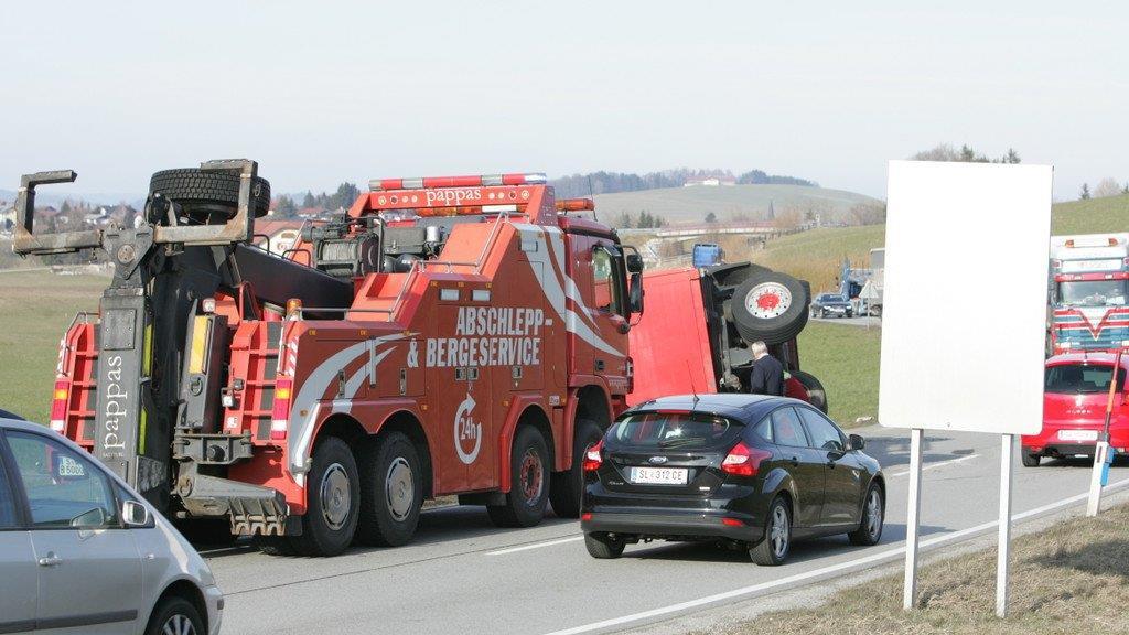 Bier-Lkw kippt um