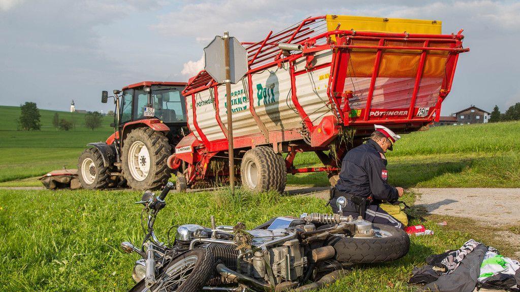 Motorradlenker von Traktoranhänger überrollt