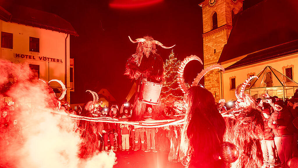 Krampuslauf im Ortszentrum, Großgmain
