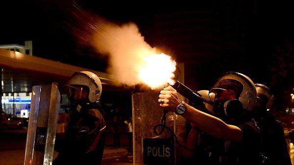 Tränengas und Wasserwerfer gegen Demonstranten