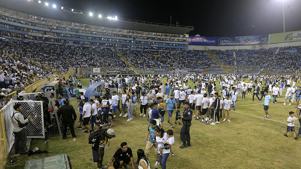 Massenpanik in einem Stadion in El Salvador