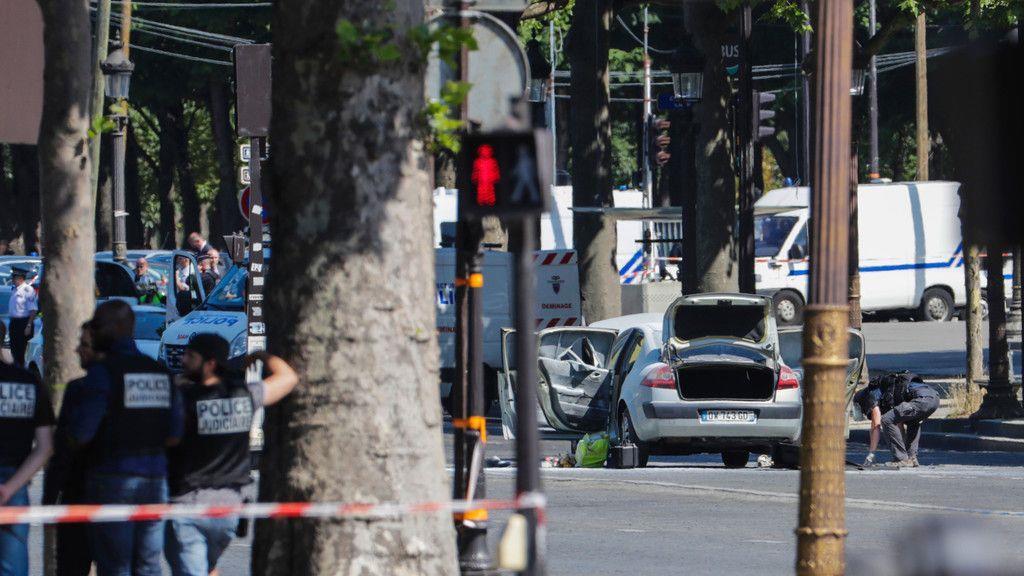 Polizeiwagen in Paris gerammt