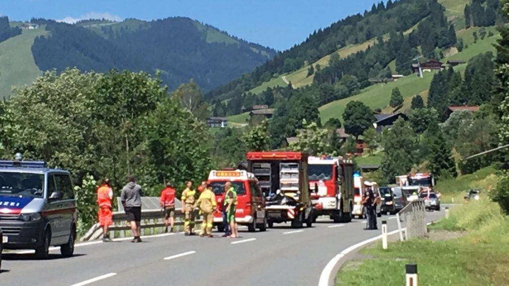 Saalbach: Fahrzeug stürzt in Saalach