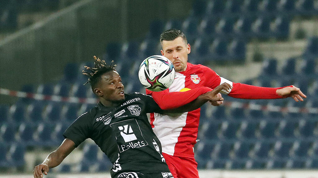 Cheikhou Dieng (RZ Pellets WAC/li) gegen Zlatko Junuzovic (FC Red Bull Salzburg/re)