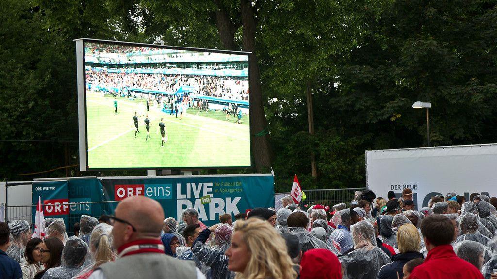 Volle Fan-Zone im Volksgarten