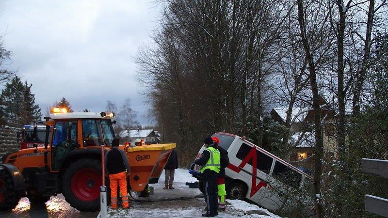 Krankenwagen landet im Graben