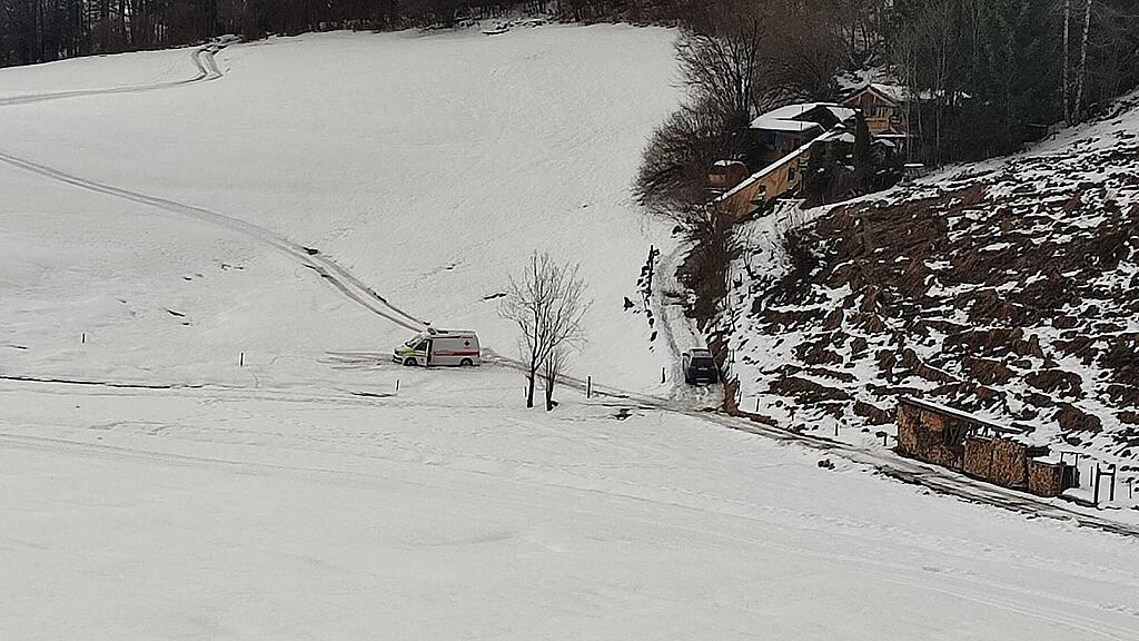 Rettungswagen im Schnee