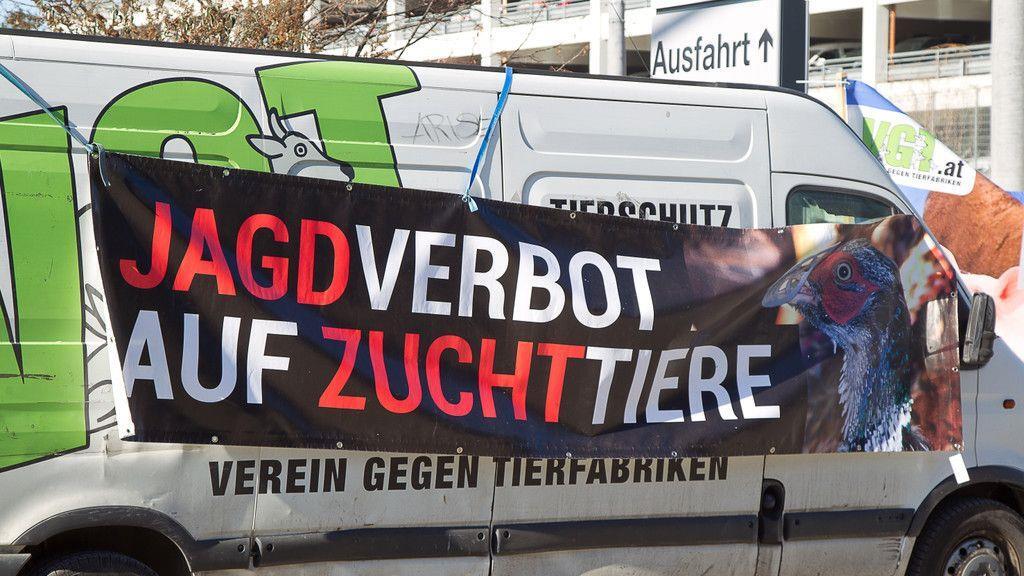 VGT-Protestaktion gegen "Hohe Jagd und Fischerei"