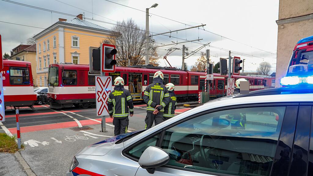 Lokalbahn und Pkw kollidieren in der Stadt Salzburg