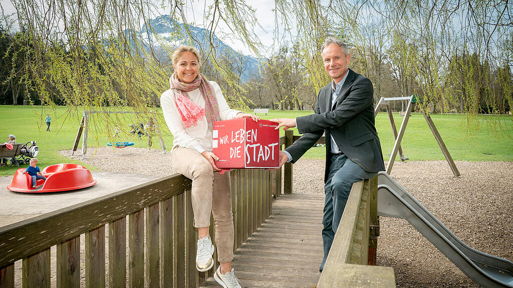 Vizeb\u00fcrgermeisterin Barbara Unterkofler mit Stadtg\u00e4rten-Leiter Christian Stadler in Hellbrunn.jpg