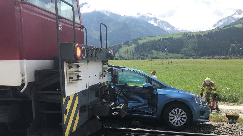 Pkw kollidiert mit Pinzgaubahn
