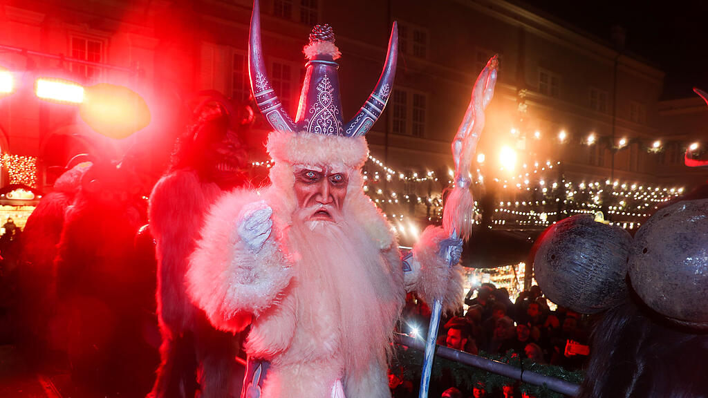 Schön- und Schiachperchten am Christkindlmarkt in Salzburg