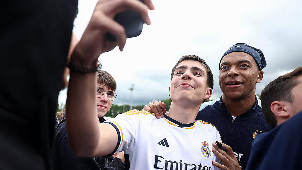 Mbappe posierte bereits mit Real-Fans