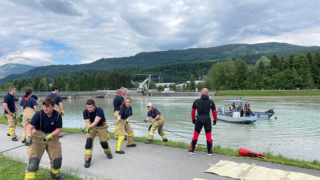 Hallein: Klein-Lkw noch nicht aus Salzach geborgen