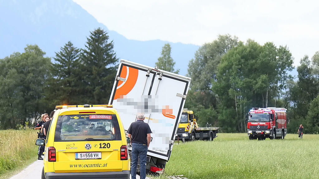 Klein-Lkw droht auf Sternhofweg umzukippen