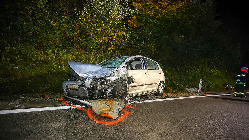 Pkw bei Crash in Helpfau-Uttendorf seitlich aufgerissen