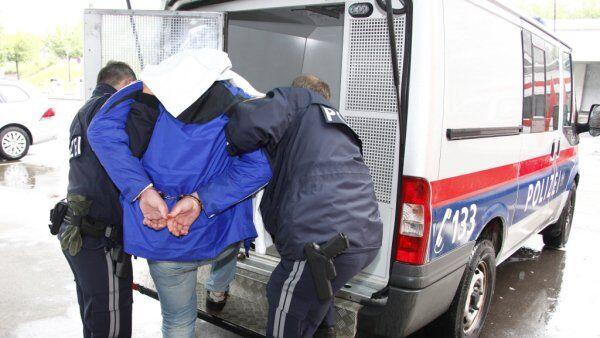 Minuten später klickten die Handschellen