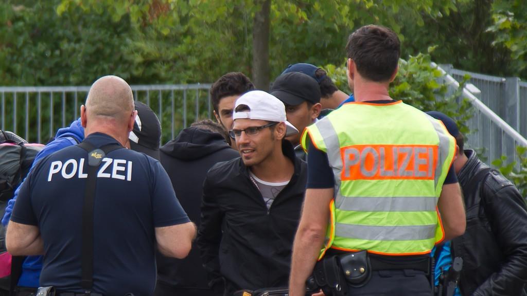 Flüchltinge zu Fuß von Salzburg nach Freilassing unterwegs