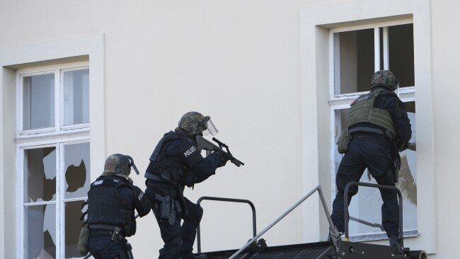 Das Einsatzkommando Cobra drang über ein Teerassenfenster in das Haus ein (Symbolbild).