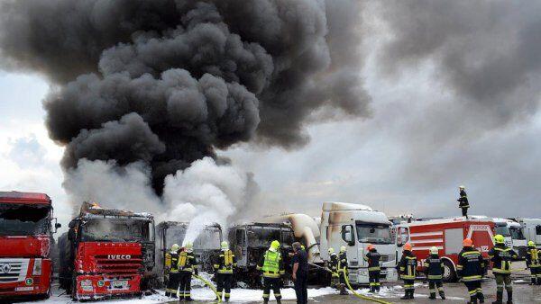 Feuerwehr breitete einen "Schaumteppich" aus