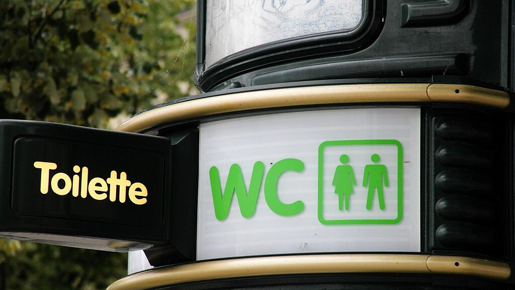 Der Unbekannte betrat einfach die öffentliche Toilette.