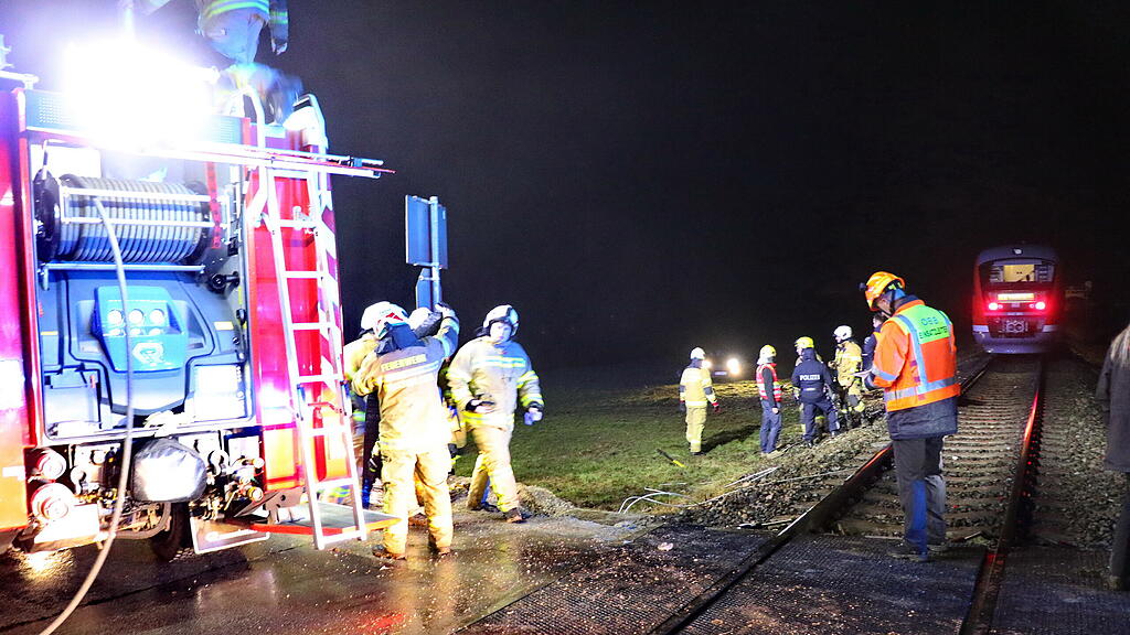 Crash zwischen Pkw und Zug in Straßwalchen