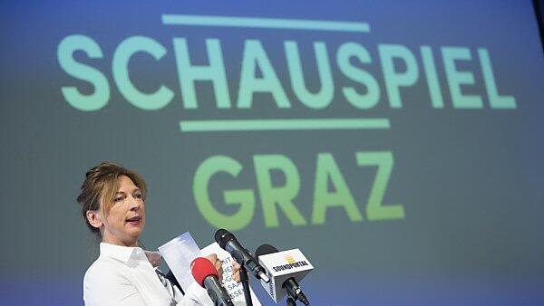 Intendantin Iris Laufenberg stellt das Program vor