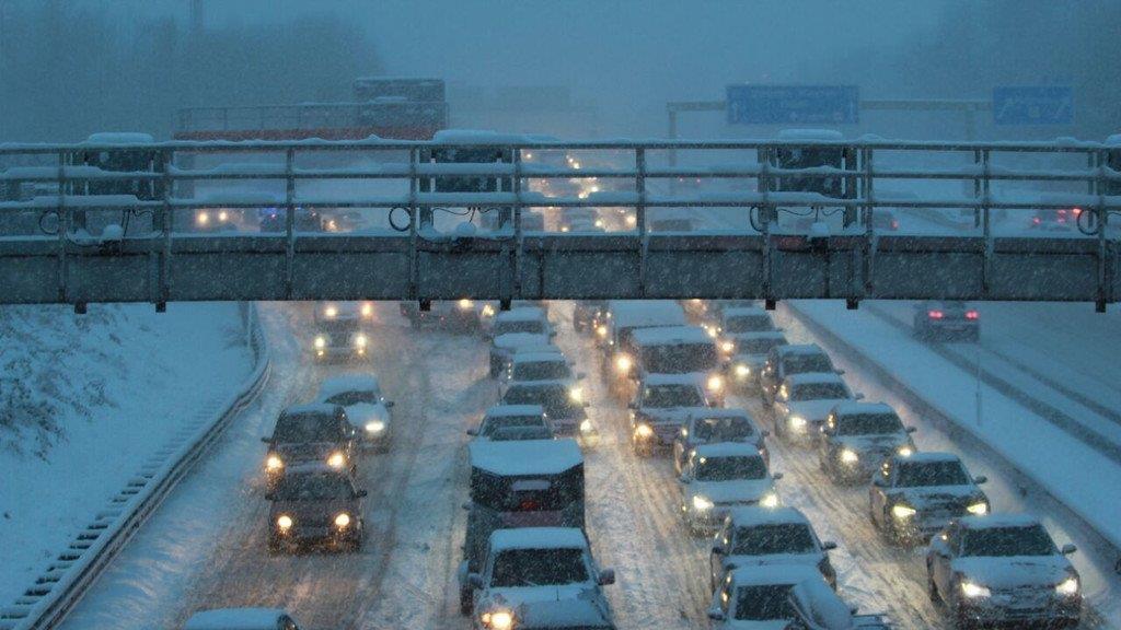 Schnee sorgt für Unfälle und Verkehrschaos: Unfall in Klessheim