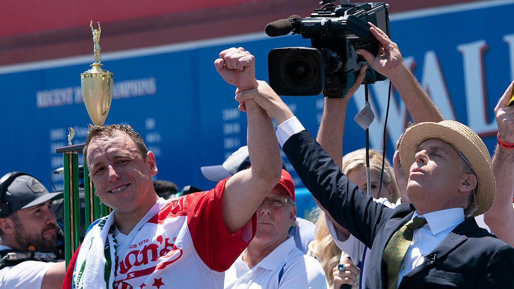 Joey Chestnut verschlingt 83 Hotdogs in 10 Minuten