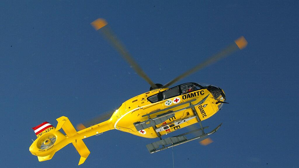 Auch ein rettungshubschrauber wurde angefordert. Für den Mann kam aber jede Hilfe zu spät. (Symbolbild)