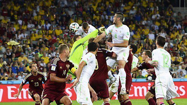 Akinfejew segelte beim 1:1 am Ball vorbei
